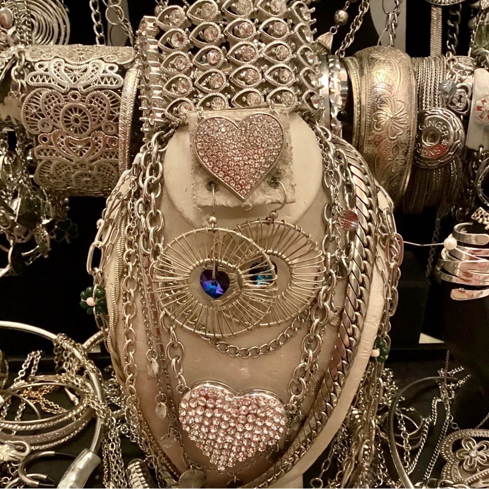 4 LBS Vintage jewelry lot - Picture 7 of 10